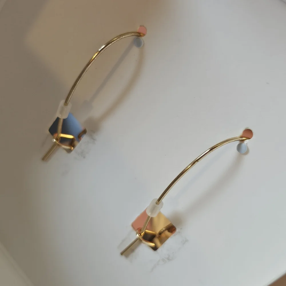 🌸Betsey Johnson Flower Dangle Earrings Gold-Tone Enamel w/ Stones🌸 - Picture 3 of 9